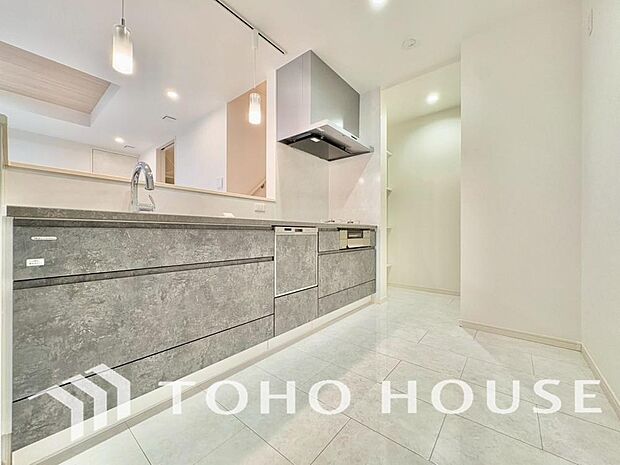 キッチンの収納は、デッドスペースになりやすい箇所を有効活用できる、スライド式収納を採用しました。