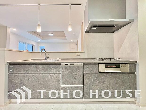 広々キッチンを採用。みんなで作った料理を召し上がりながらの会話は、どのような物になるのでしょうか。