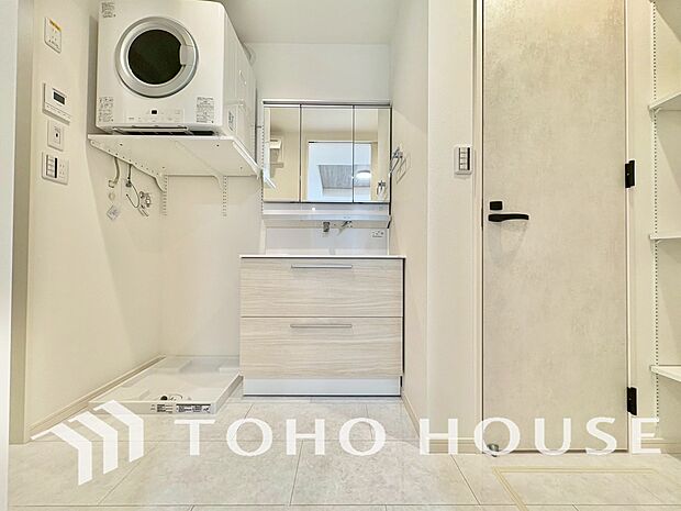 平日の朝であっても、落ち着きとくつろぎを感じられる空間。気持ちよく身だしなみを整えられます。