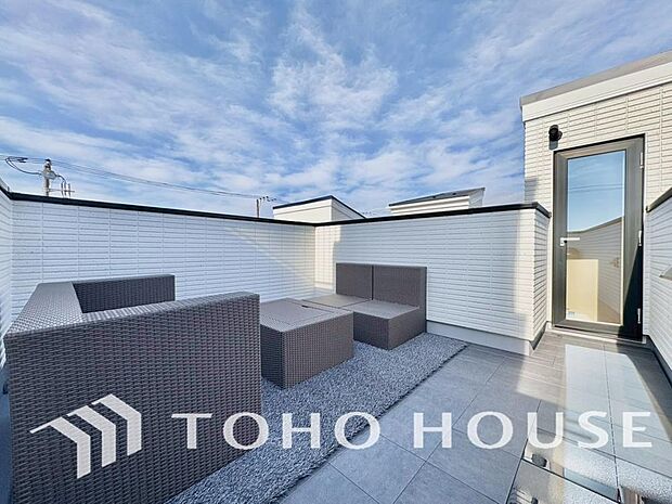 暖かい陽ざしが差込むバルコニーは、晴れた日には、洗濯物が良く乾きます。また、風通しも良好です。