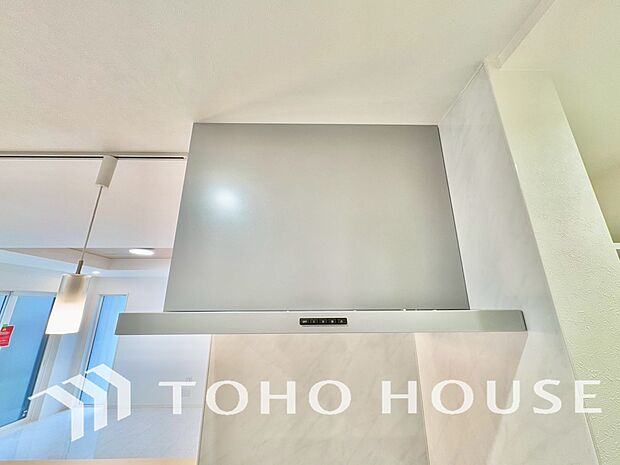 昨今主流のスリムタイプのレンジフード。スタイリッシュな見た目からインテリアとしても人気がある型です。