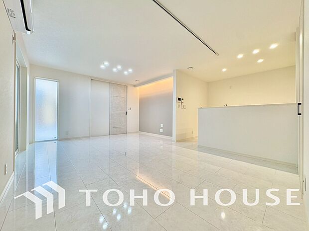 リビングも広く設け、訪れる人々を暖かく迎えてくれます。