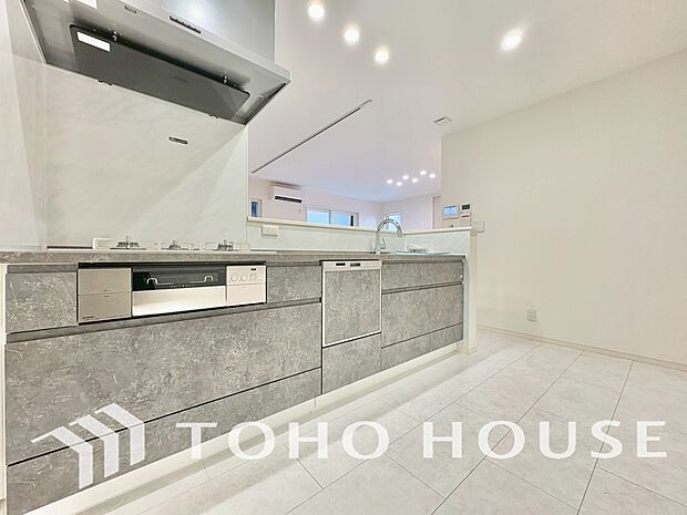 お料理の上手な方が独壇場でお料理の腕を披露するスタイルに向いているキッチンです。