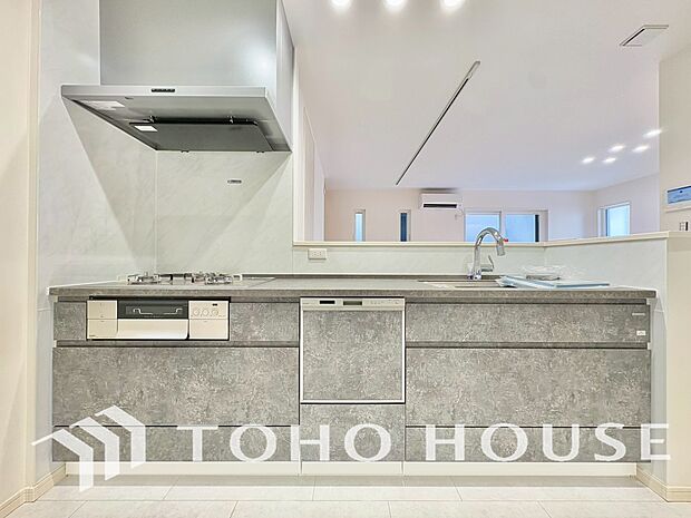 夫婦そろってキッチンに立っても調理がしやすく余裕の広さ。家事をしながら会話も弾みます。