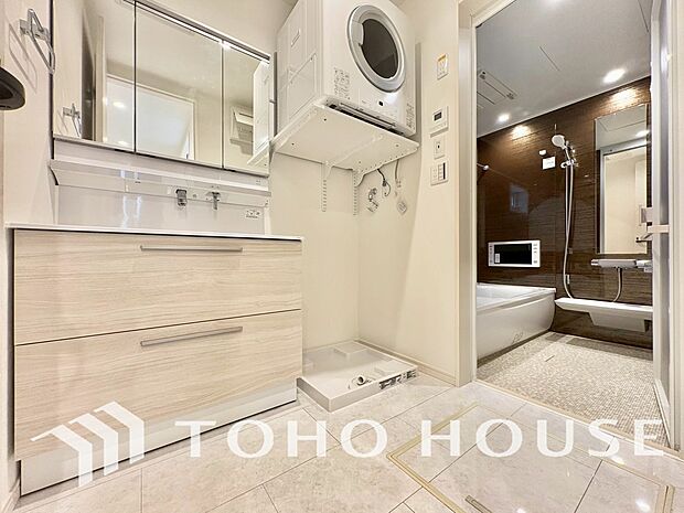 手で洗いたい大切な服など、広く使えると助かる洗面台は汚れの付きにくい形状と素材で造られております。