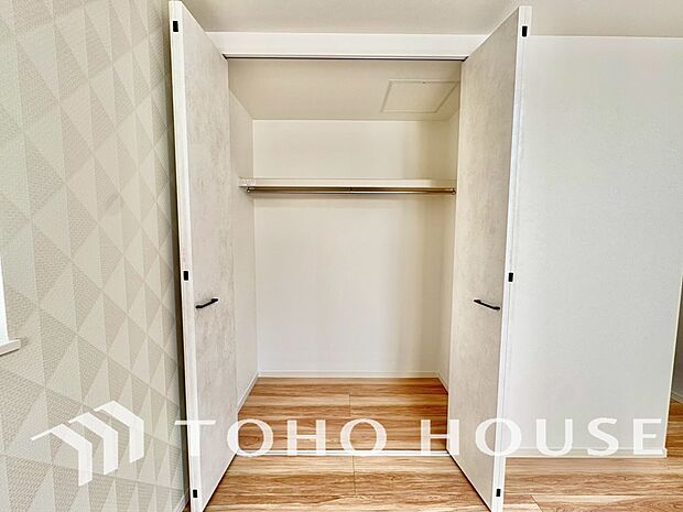 建物内部の収納には拘りました。共有部分に設けた収納。お荷物が多い方にも安心です。