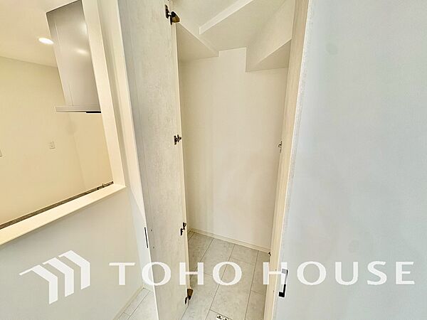 建物内部の収納には拘りました。共有部分に設けた収納。お荷物が多い方にも安心です。