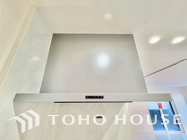 キッチンの換気扇はスタイリッシュなデザインで、日々のお手入れもラクラクな仕様となっております。