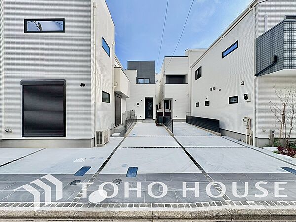 ゆったりとした駐車スペースを確保いたしましたので、大きめのお車でも駐車可能です。