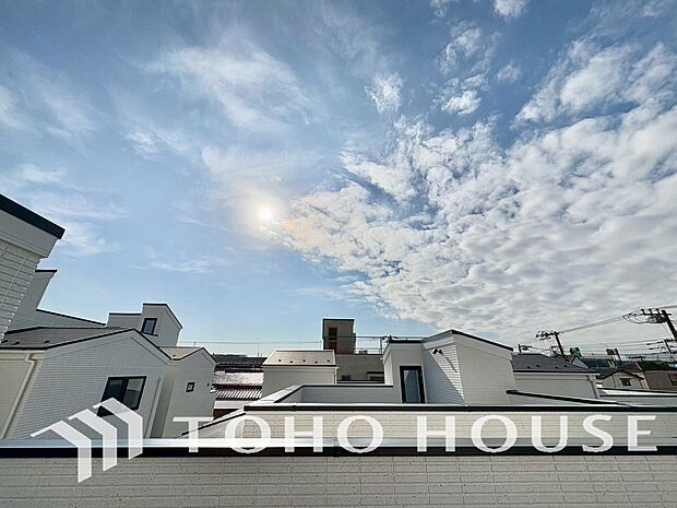 暖かい陽ざしが差込むバルコニーは、晴れた日には、洗濯物が良く乾きます。また、風通しも良好です。