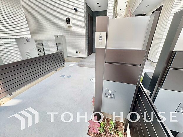 夫婦共働きで家にいる時間が短い、ネット注文の多い方には何かと便利な宅配ボックスを設置しております。