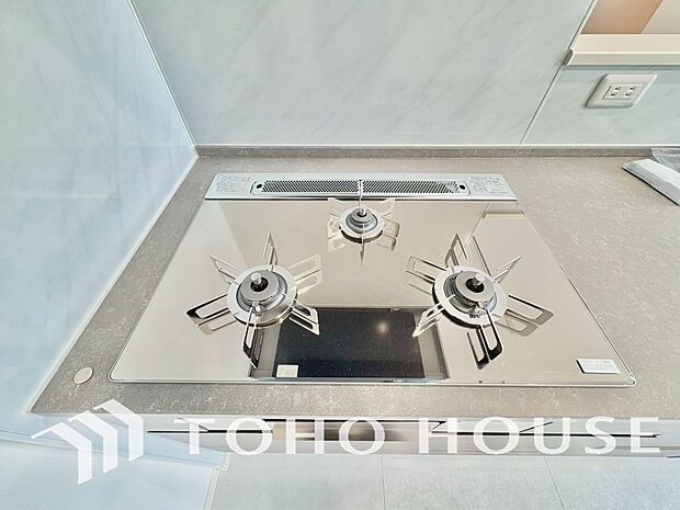 3口コンロは一度に複数のお料理を作ることができるメリットがあります。毎日のキッチンタイムを効率よく。