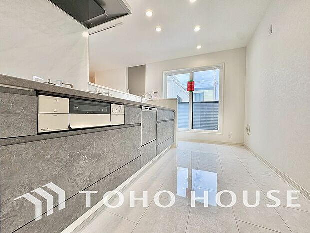 ご家族みんなで調理ができる位のスペースを実現したキッチン空間となっております。