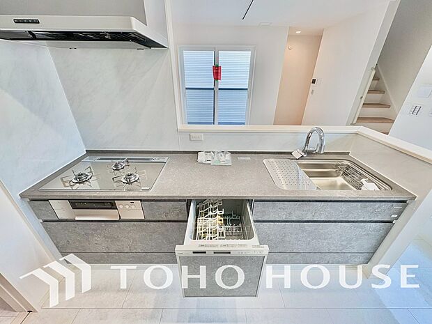 キッチンの収納は、デッドスペースになりやすい箇所を有効活用できる、スライド式収納を採用しました。