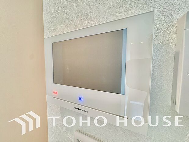 誰が来てもわかる様にモニター付きインターホンを設置。家事導線を考慮した個所に設置し、防犯性と利便性に優れ快適と安らぎを合わせた優しい設計。