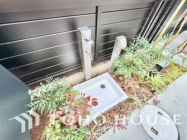 お車の手入れや外周りのお手入れの際にあると便利な立水栓がございます。