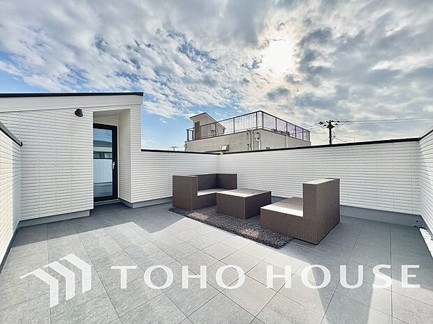 暖かい陽ざしが差込むバルコニーは、晴れた日には、洗濯物が良く乾きます。また、風通しも良好です。