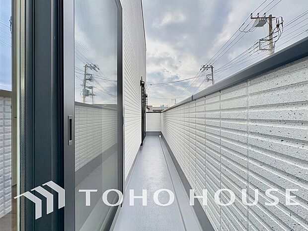 その豊かな眺望にふさわしい空間には、通風・採光にも優れ、心地よい光と風があふれています。