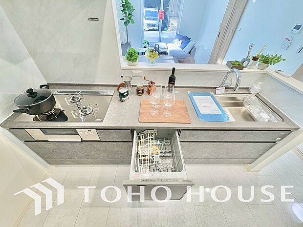 キッチンの収納は、デッドスペースになりやすい箇所を有効活用できる、スライド式収納を採用しました。