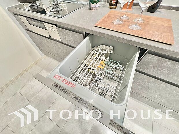 ビルトイン食器洗浄乾燥機付きのシステムキッチン。毎日の家事負担を軽減する嬉しい設備です。