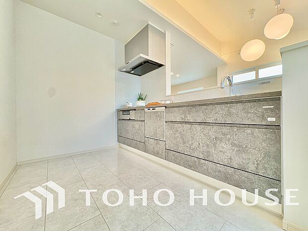 夫婦そろってキッチンに立っても調理がしやすく余裕の広さ。家事をしながら会話も弾みます。