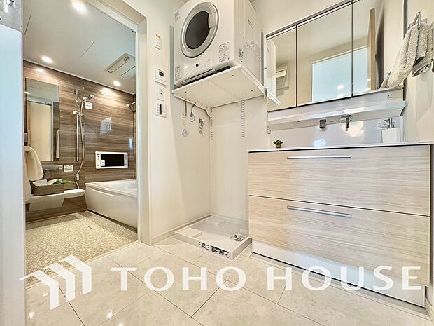 手で洗いたい大切な服など、広く使えると助かる洗面台は汚れの付きにくい形状と素材で造られております。