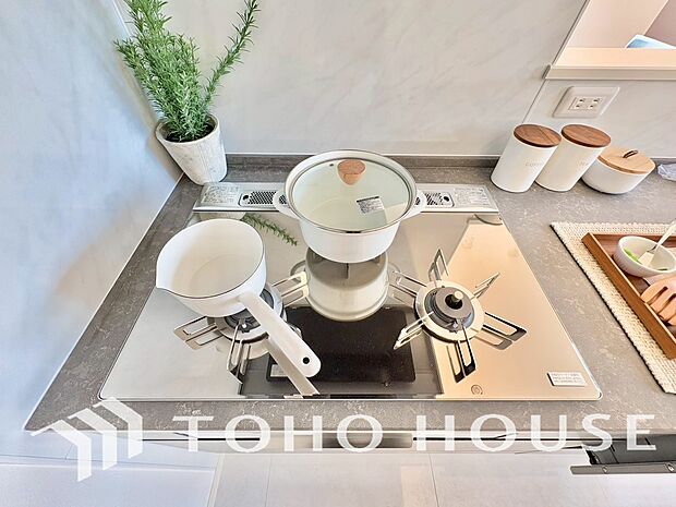 3口コンロは一度に複数のお料理を作ることができるメリットがあります。毎日のキッチンタイムを効率よく。