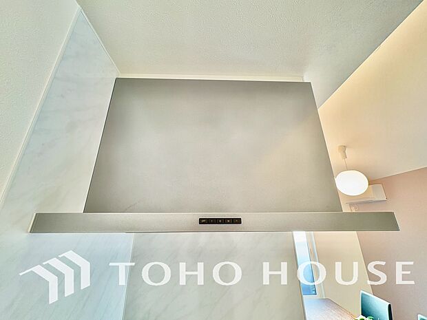 昨今主流のスリムタイプのレンジフード。スタイリッシュな見た目からインテリアとしても人気がある型です。