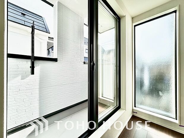 頬をなでる優しい風を感じることが出来るバルコニー。つい深呼吸をしたくなる気持ちの良い眺望です。