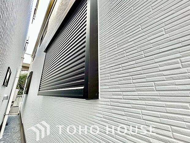 台風などの激しい雨風からお家を守るのはもちろん、空き巣対策などの防犯抑止や防音にも効果を発揮します。