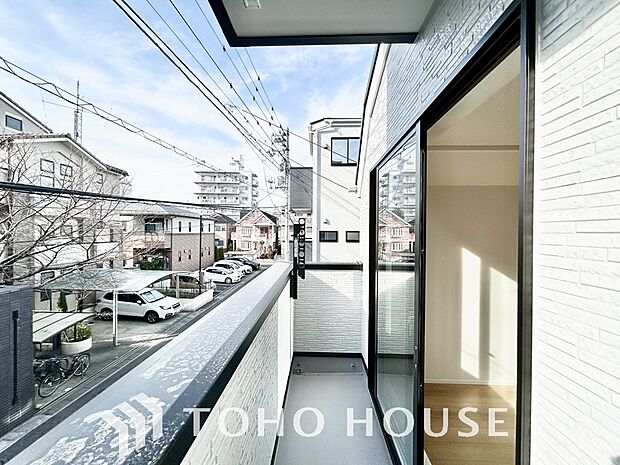 頬をなでる優しい風を感じることが出来るバルコニー。つい深呼吸をしたくなる気持ちの良い眺望です。