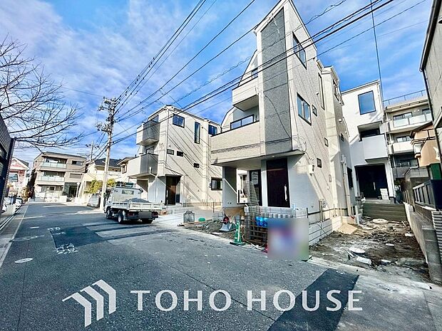 街並みの風景に包み込まれながら、瀟洒な印象も湛えて佇みます。