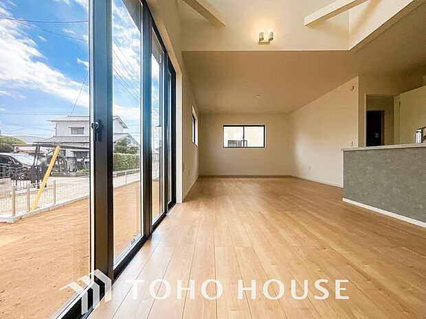 リビングも広く設け、訪れる人々を暖かく迎えてくれます。