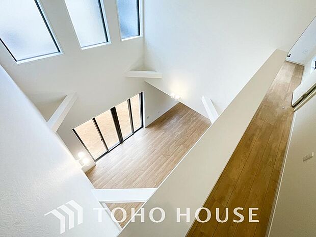 光が注がれる青い空から鮮やかに赤色にゆっくりと染まる。そんな優しい時間がここでは流れてゆく。