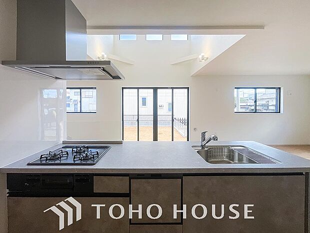 夫婦そろってキッチンに立っても調理がしやすく余裕の広さ。家事をしながら会話も弾みます。