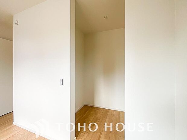 大容量のウォークインクローゼット。大きさ＆広さの感覚が画像では伝わりづらいので是非現地をご覧下さい。