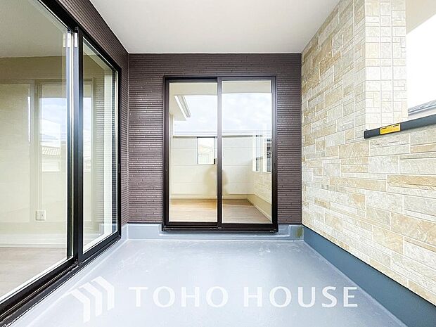 流行のインナーバルコニー仕様です。急な天候の変化でも慌てずにお洗濯物の取り込みができます。