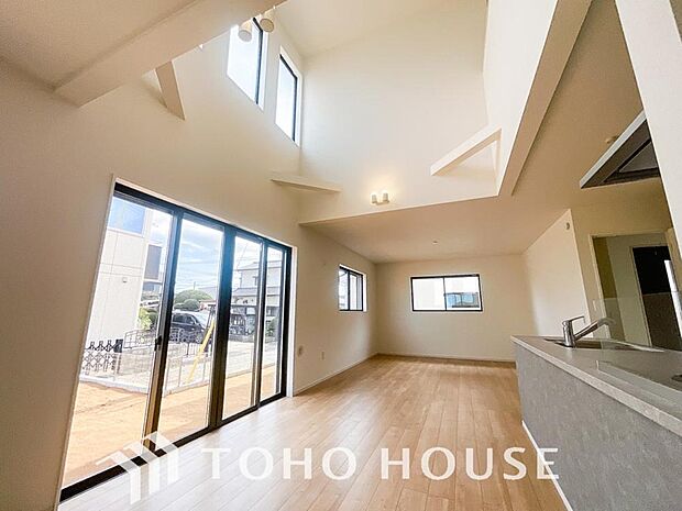 作り手の「気持ちの良いリビングでお過ごししていただきたい」という思いを感じさせます。