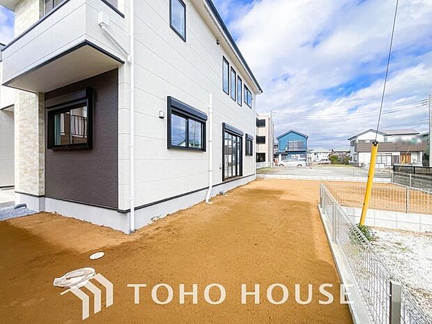 お子様がお庭で遊ぶのを見守りつつ、キッチンでお料理やリビングでくつろぐことができる安心な間取り。