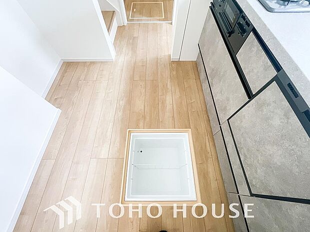 食品ストックや非常食・保存食の保管庫として活用できます。住まいの床下点検口としての役割もあります。