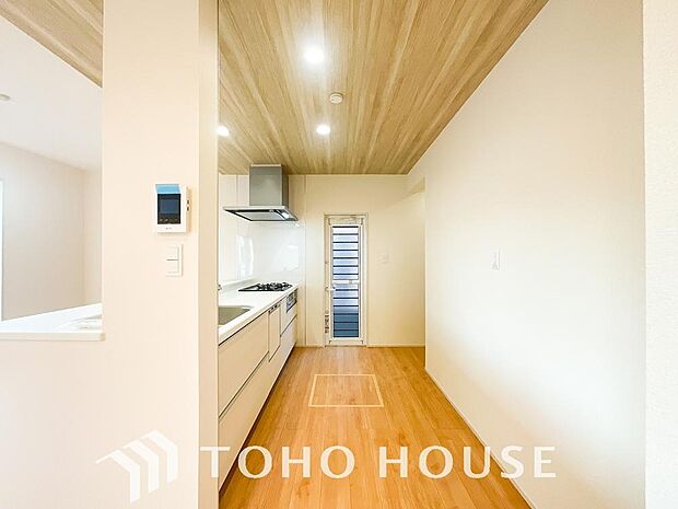 キッチンの収納は、デッドスペースになりやすい箇所を有効活用できる、スライド式収納を採用しました。