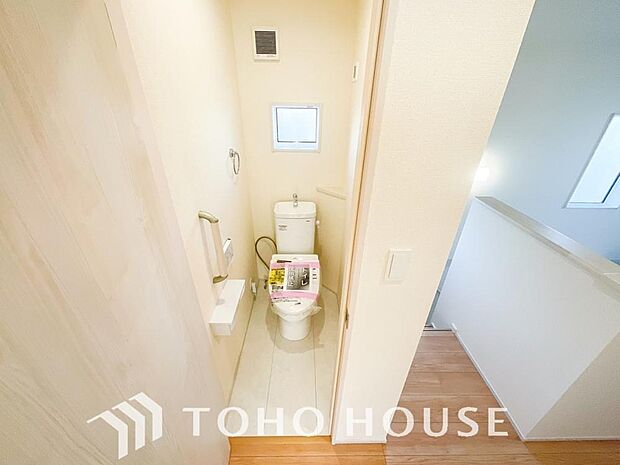 清潔な空間であって頂けますように、目に留まるだけではなく、汚れをふき取り易いフロアと壁紙をチョイス。