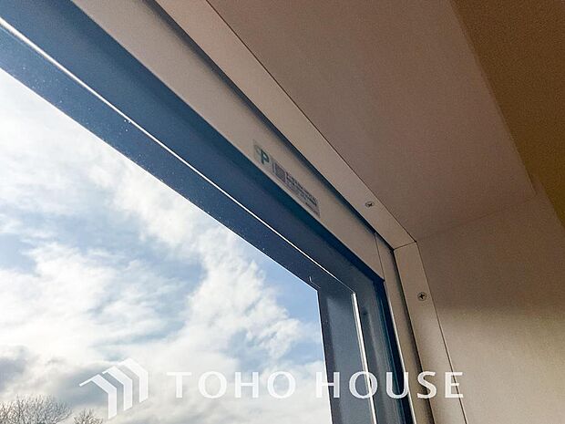 二層のガラスの間に空気層や特殊ガス層を作ることで断熱性能や結露防止効果を高めたサッシを装備してます。