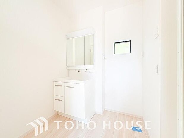 手で洗いたい大切な服など、広く使えると助かる洗面台は汚れの付きにくい形状と素材で造られております。