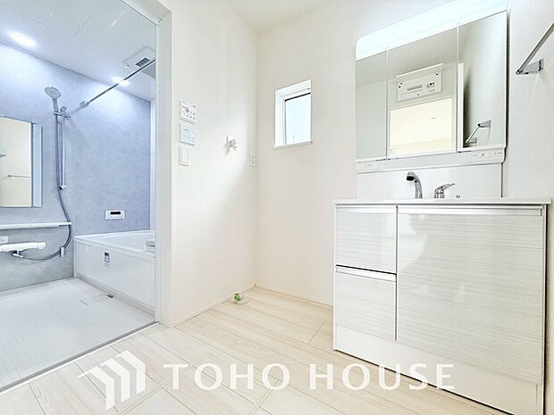 お家の中でも特にプライベートスペースとなる洗面所は、洗濯場所と浴室を同じ空間でまとめております。