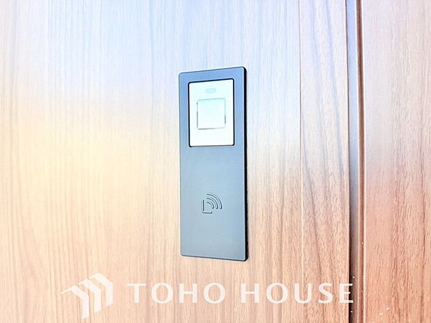 ICチップを用いたカードやボタンなどで玄関扉の鍵の施錠・解錠が出来る設備。