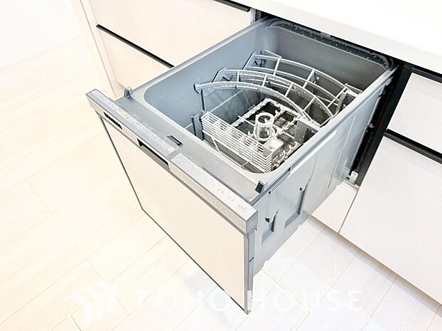 ビルトイン食器洗浄乾燥機付きのシステムキッチン。毎日の家事負担を軽減する嬉しい設備です。
