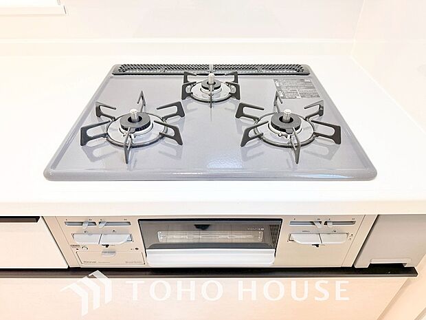 3口コンロは一度に複数のお料理を作ることができるメリットがあります。毎日のキッチンタイムを効率よく。