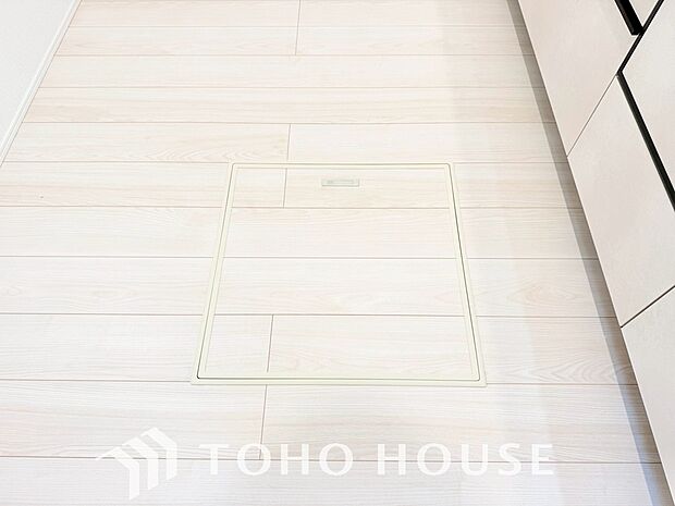 スペースを上手く活用した床下収納はあると何かと便利。食料のストック品はもちろん、掃除用具など。