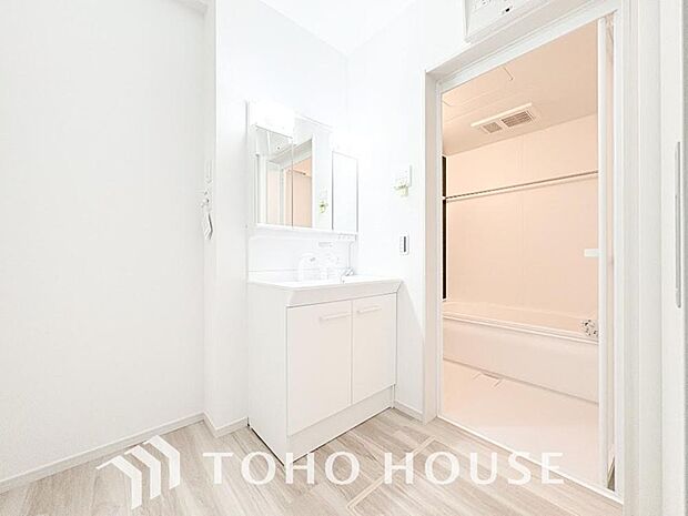 身だしなみのチェックがしやすい大きな鏡、下には収納がたっぷり。スッキリとした空間を演出いたします。